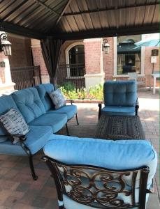 Apartments in West Houston, Texas - Outdoor Covered Seating Area